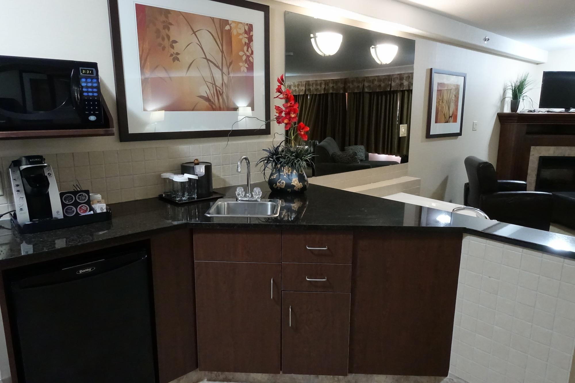 Hotel Ramada By Wyndham Weyburn Extérieur photo