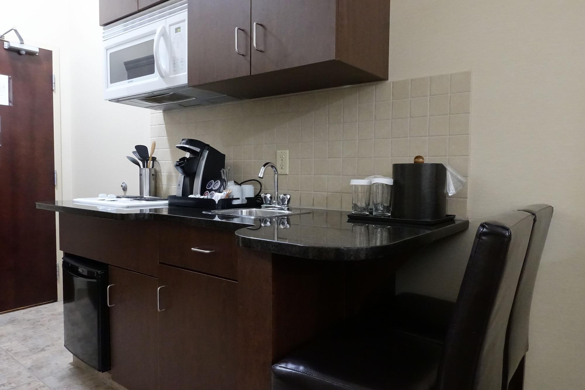 Hotel Ramada By Wyndham Weyburn Extérieur photo