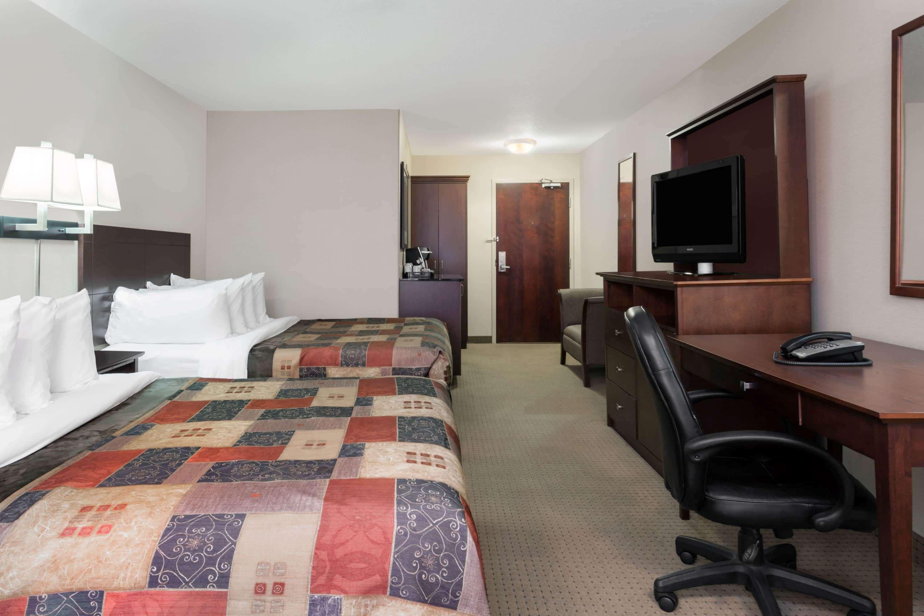 Hotel Ramada By Wyndham Weyburn Extérieur photo
