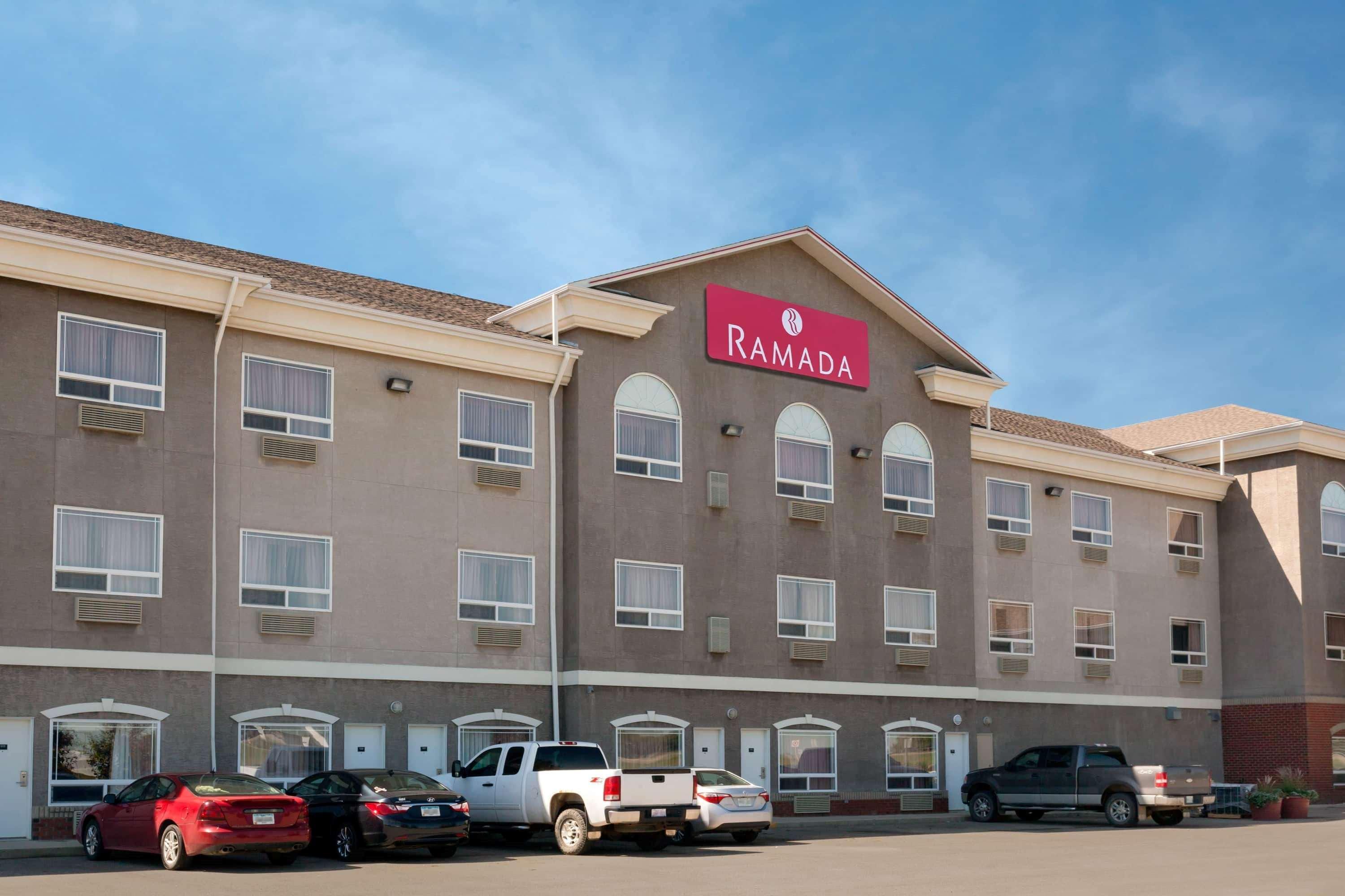 Hotel Ramada By Wyndham Weyburn Extérieur photo