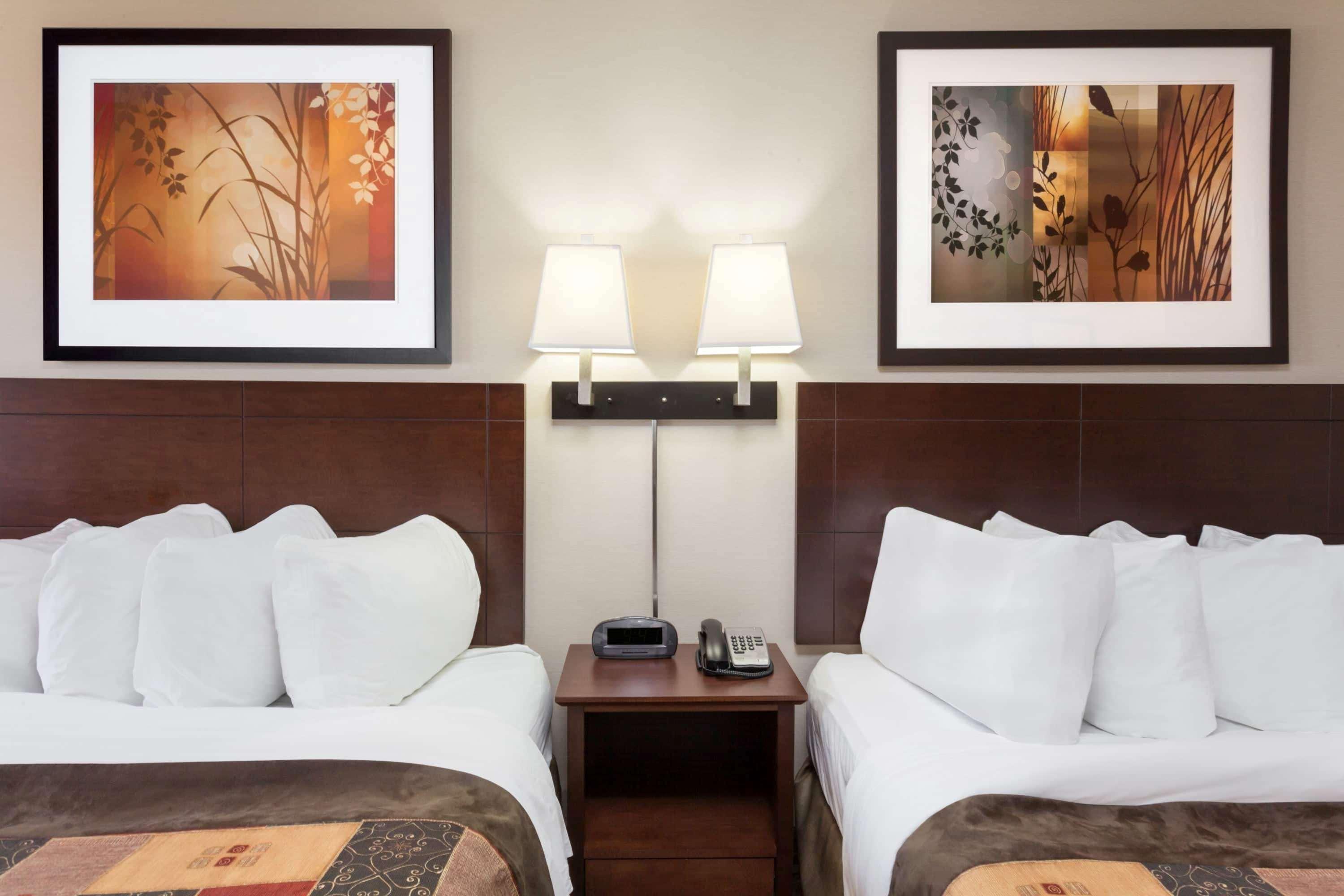Hotel Ramada By Wyndham Weyburn Extérieur photo