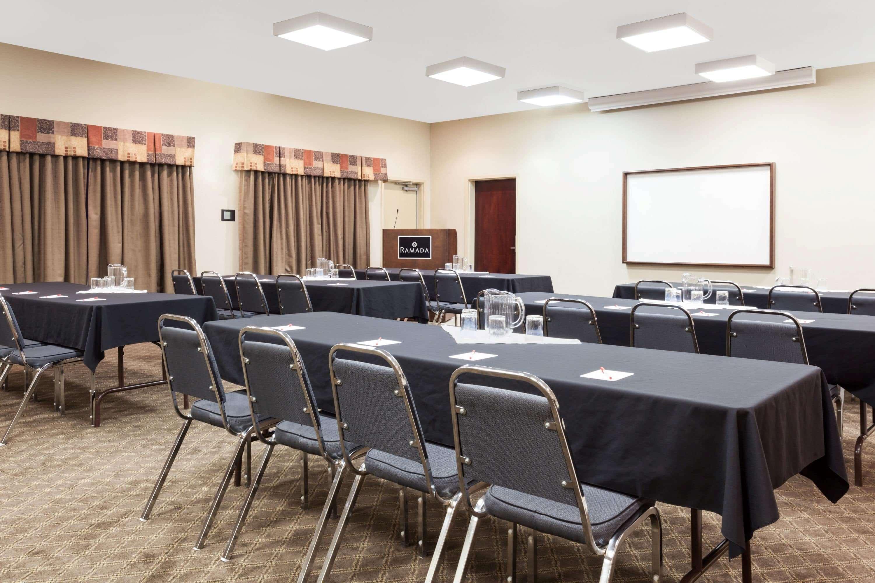 Hotel Ramada By Wyndham Weyburn Extérieur photo