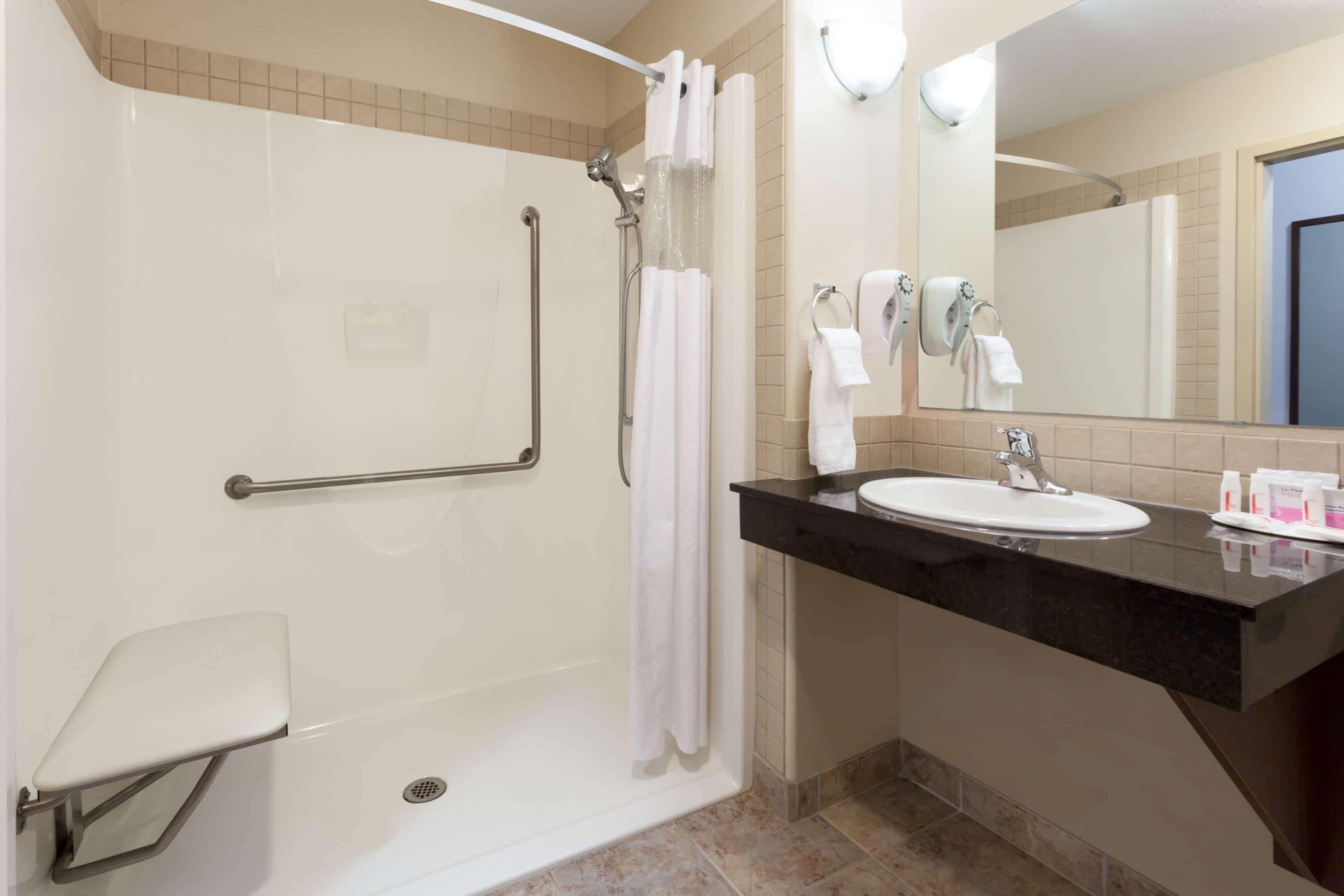 Hotel Ramada By Wyndham Weyburn Extérieur photo