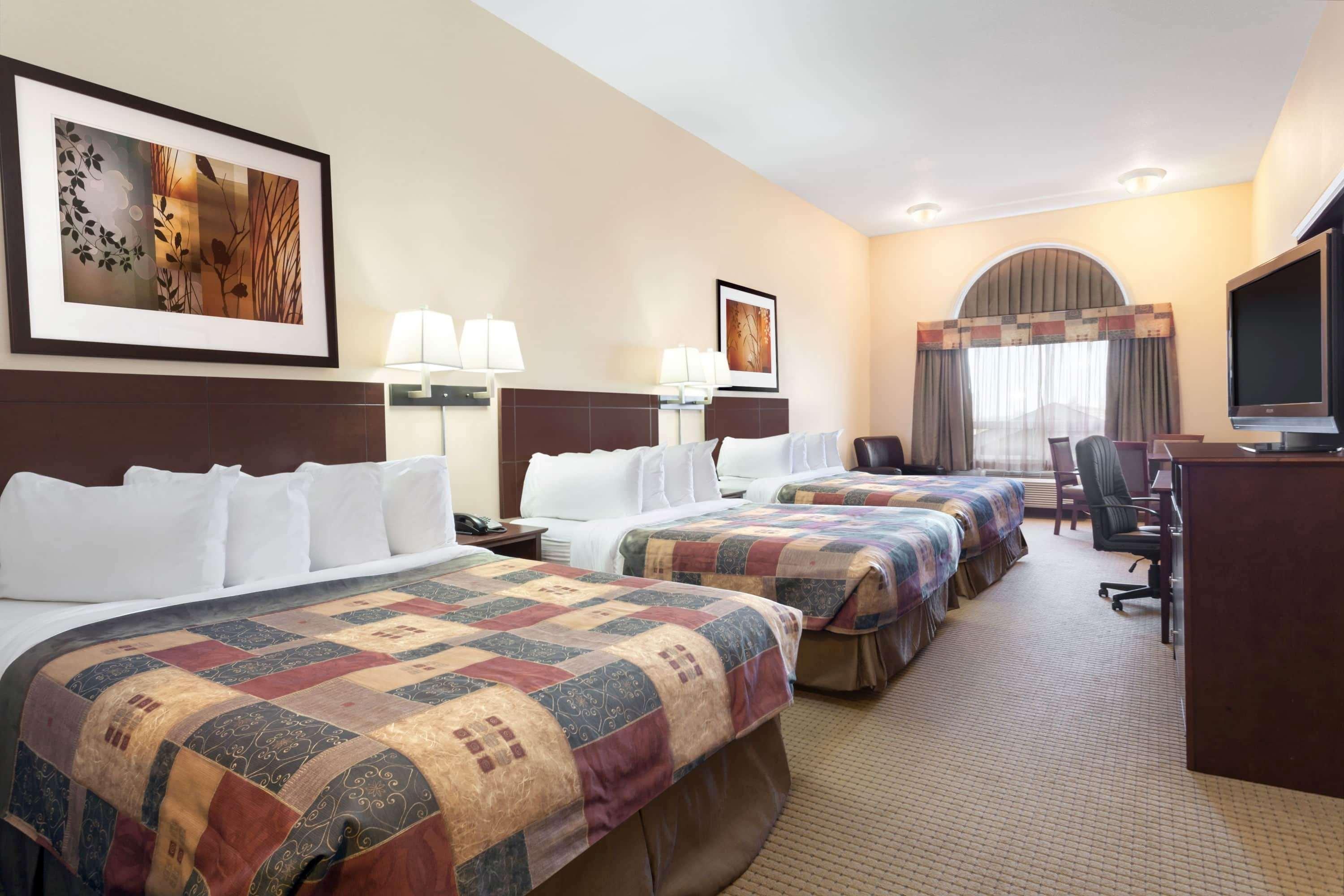 Hotel Ramada By Wyndham Weyburn Extérieur photo