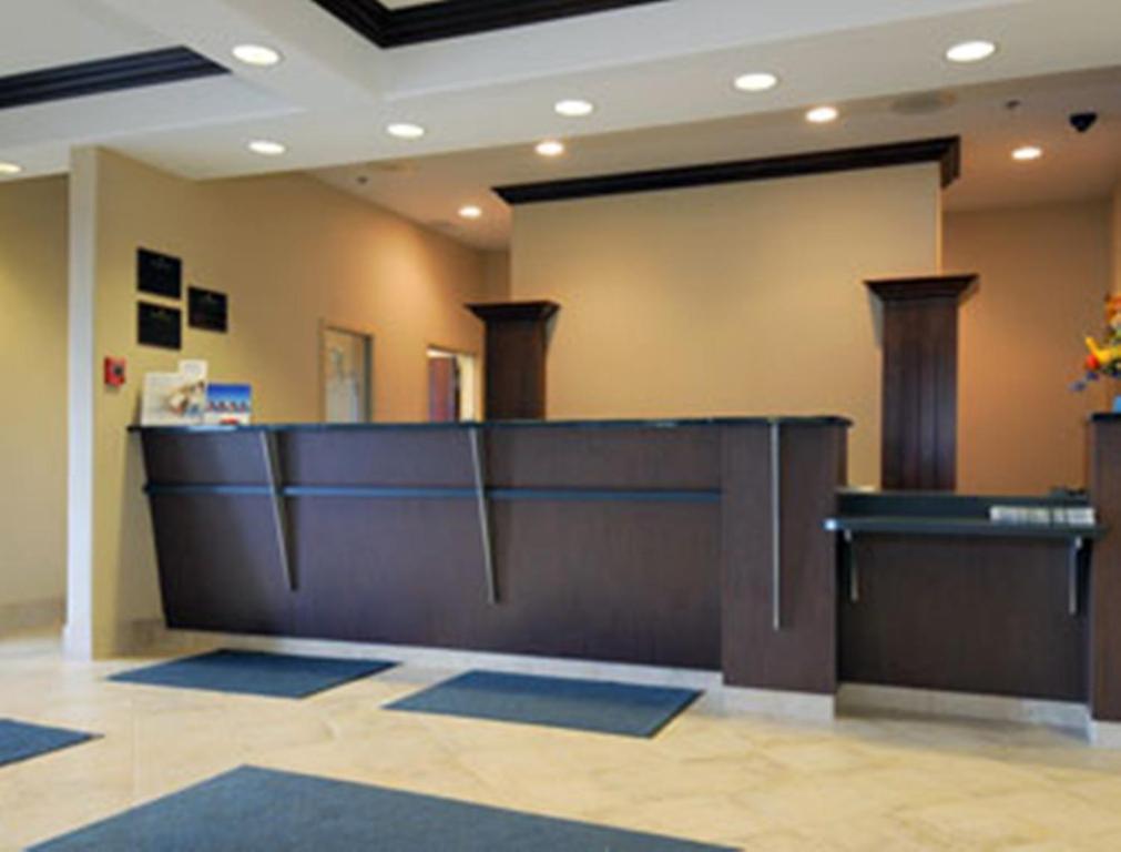 Hotel Ramada By Wyndham Weyburn Intérieur photo