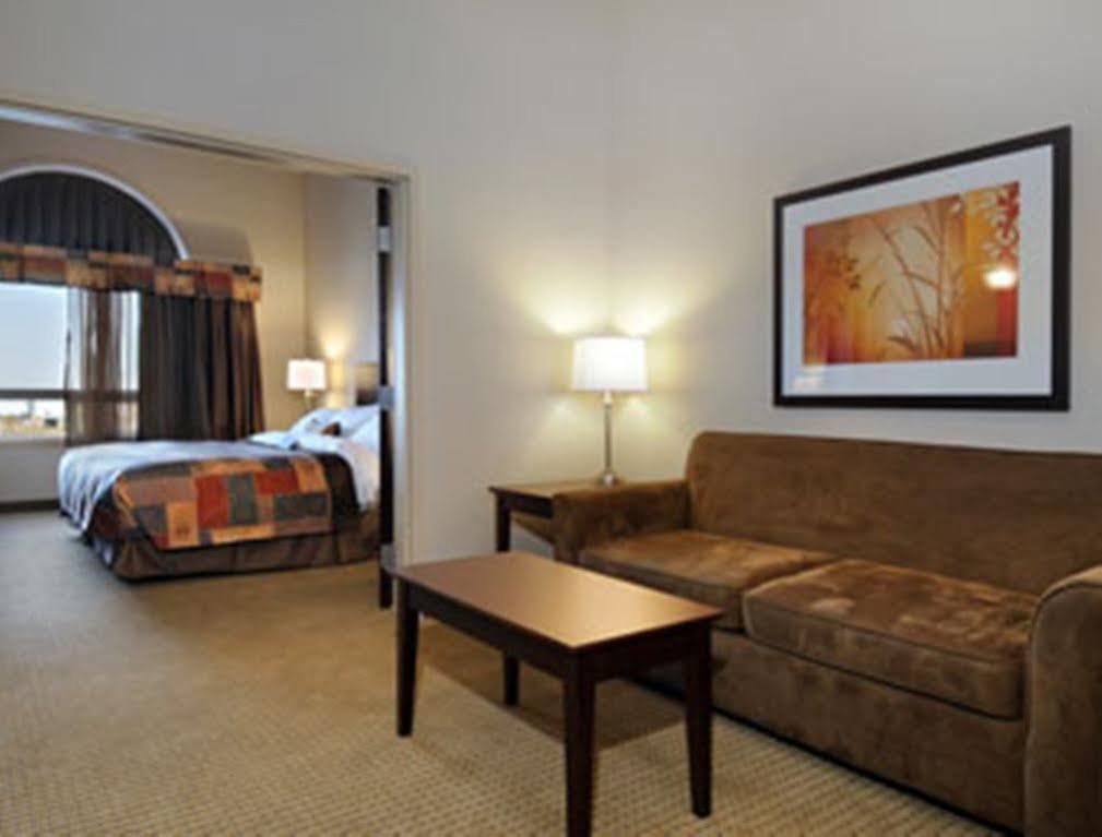 Hotel Ramada By Wyndham Weyburn Extérieur photo