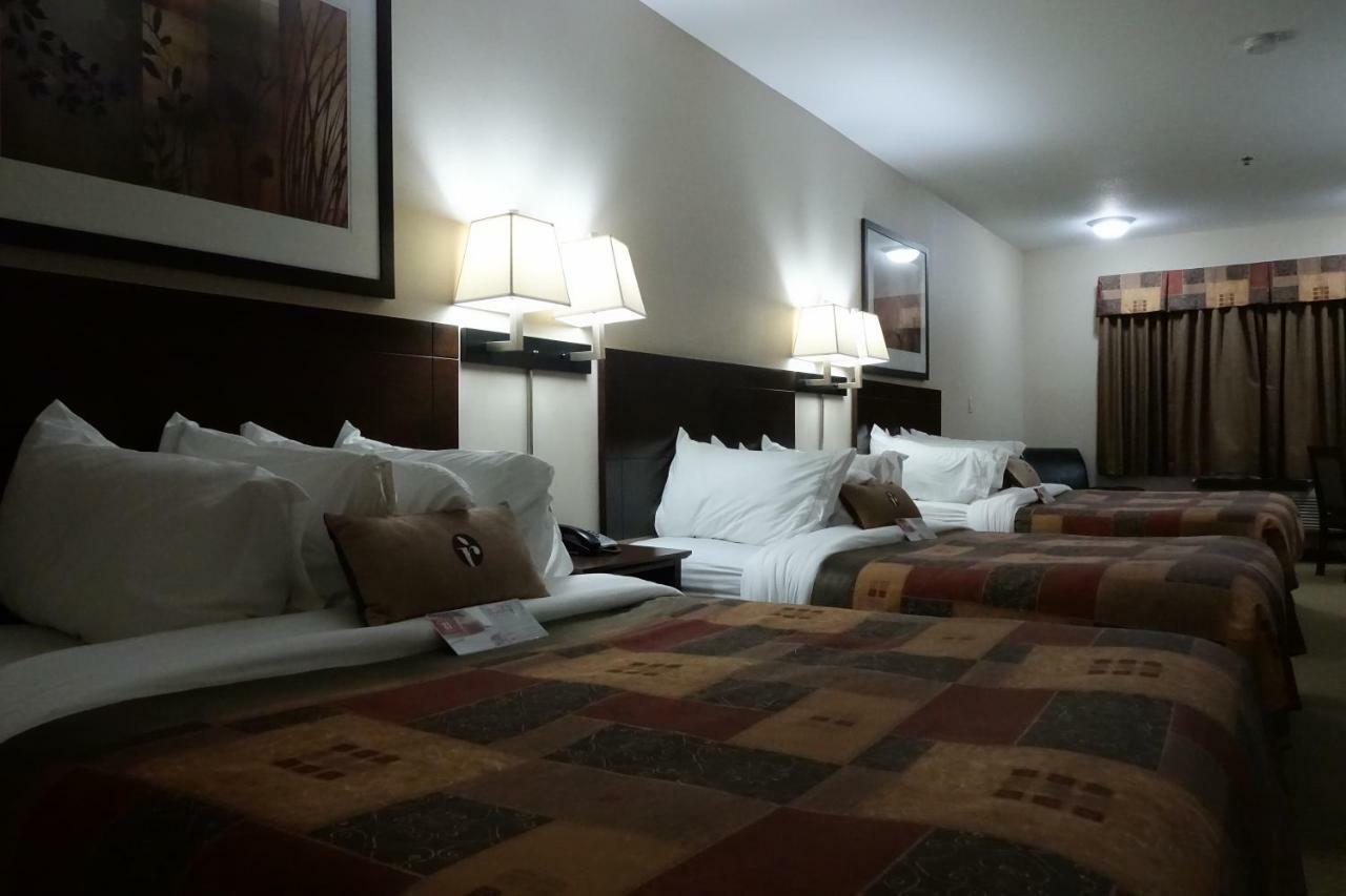 Hotel Ramada By Wyndham Weyburn Extérieur photo