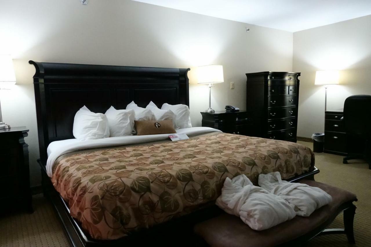 Hotel Ramada By Wyndham Weyburn Extérieur photo